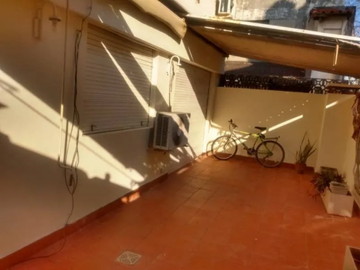 Semipiso en Venta en Flores 3 ambientes 65 m2 + 2 patios en 1er piso por ascensor, al contrafrente, con cochera cubierta - Argerich 900