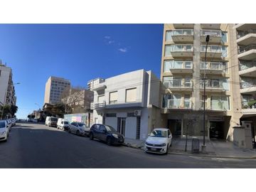 Semipiso dos ambientes a la calle con balcón saliente