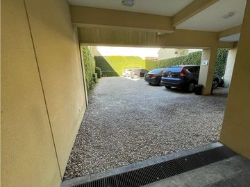 Semipiso dos ambientes a la calle con balcón saliente