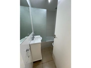 Semipiso dos ambientes a la calle con balcón saliente