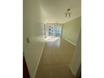 Semipiso dos ambientes a la calle con balcón saliente
