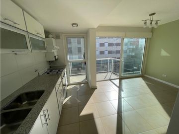 Semipiso dos ambientes a la calle con balcón saliente