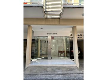 Semipiso dos ambientes a la calle con balcón saliente