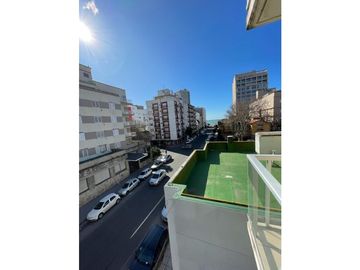 Semipiso dos ambientes a la calle con balcón saliente