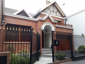 CASA 5 AMB. c/2 coch. Excelente e impecable S/lote propio en Lanusita. USO COMERCIAL O VIVIENDA.