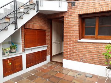 CASA 5 AMB. c/2 coch. Excelente e impecable S/lote propio en Lanusita. USO COMERCIAL O VIVIENDA.