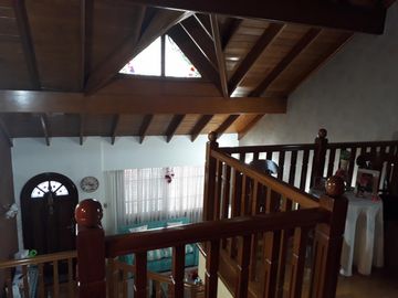 CASA 5 AMB. c/2 coch. Excelente e impecable S/lote propio en Lanusita. USO COMERCIAL O VIVIENDA.