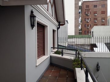 CASA 5 AMB. c/2 coch. Excelente e impecable S/lote propio en Lanusita. USO COMERCIAL O VIVIENDA.