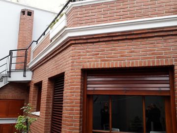 CASA 5 AMB. c/2 coch. Excelente e impecable S/lote propio en Lanusita. USO COMERCIAL O VIVIENDA.