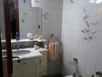 CASA 5 AMB. c/2 coch. Excelente e impecable S/lote propio en Lanusita. USO COMERCIAL O VIVIENDA.