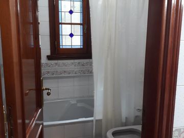 CASA 5 AMB. c/2 coch. Excelente e impecable S/lote propio en Lanusita. USO COMERCIAL O VIVIENDA.