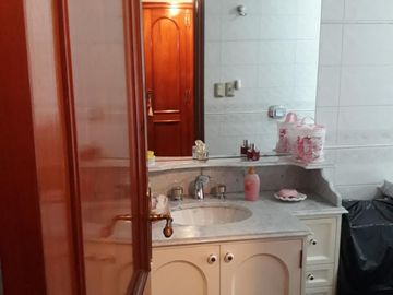 CASA 5 AMB. c/2 coch. Excelente e impecable S/lote propio en Lanusita. USO COMERCIAL O VIVIENDA.