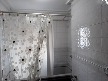 CASA 5 AMB. c/2 coch. Excelente e impecable S/lote propio en Lanusita. USO COMERCIAL O VIVIENDA.
