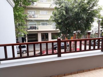 CASA 5 AMB. c/2 coch. Excelente e impecable S/lote propio en Lanusita. USO COMERCIAL O VIVIENDA.