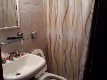 CASA 5 AMB. c/2 coch. Excelente e impecable S/lote propio en Lanusita. USO COMERCIAL O VIVIENDA.