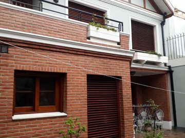 CASA 5 AMB. c/2 coch. Excelente e impecable S/lote propio en Lanusita. USO COMERCIAL O VIVIENDA.