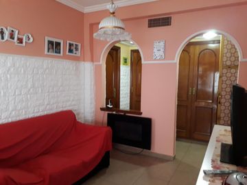 CASA 5 AMB. c/2 coch. Excelente e impecable S/lote propio en Lanusita. USO COMERCIAL O VIVIENDA.