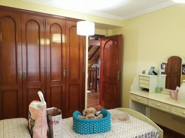CASA 5 AMB. c/2 coch. Excelente e impecable S/lote propio en Lanusita. USO COMERCIAL O VIVIENDA.