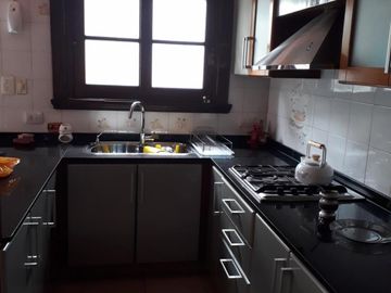 CASA 5 AMB. c/2 coch. Excelente e impecable S/lote propio en Lanusita. USO COMERCIAL O VIVIENDA.