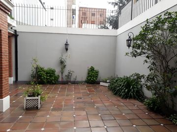 CASA 5 AMB. c/2 coch. Excelente e impecable S/lote propio en Lanusita. USO COMERCIAL O VIVIENDA.