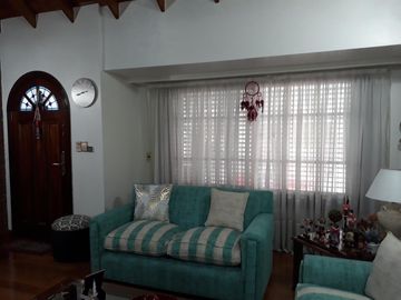 CASA 5 AMB. c/2 coch. Excelente e impecable S/lote propio en Lanusita. USO COMERCIAL O VIVIENDA.