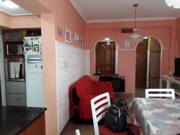 CASA 5 AMB. c/2 coch. Excelente e impecable S/lote propio en Lanusita. USO COMERCIAL O VIVIENDA.