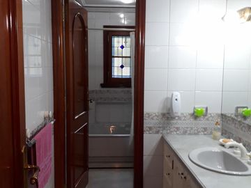 CASA 5 AMB. c/2 coch. Excelente e impecable S/lote propio en Lanusita. USO COMERCIAL O VIVIENDA.