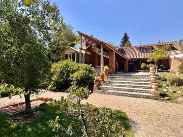 Casa en venta de 4 dorm. en Lo Barnechea