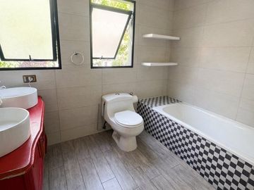 Casa en venta de 5 dorm. en Las Condes