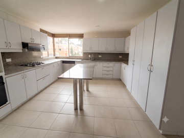 apartamento en arriendo en el tesoro. Cod A776912