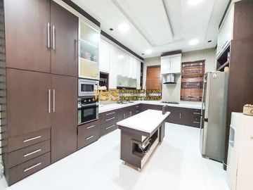DIJUAL CEPAT Villa Hook Full Furnish Masdulhak Garden