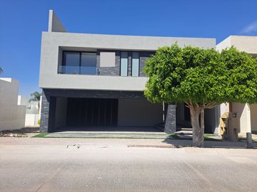 CASA EN VENTA EN PEDREGAL FASE 1