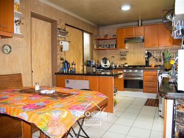 Casa en Venta en Se vende bajo valor de tasación, muy cerca metro Los Dominicos.