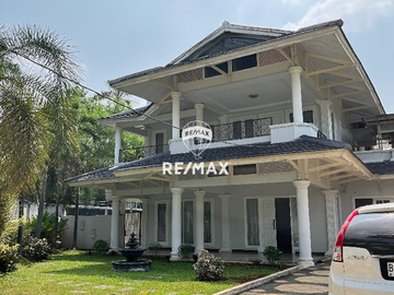 Rumah Besar Siap Huni di Kemang Selatan, LT 725 m², Kolam Renang, Akses Strategis
