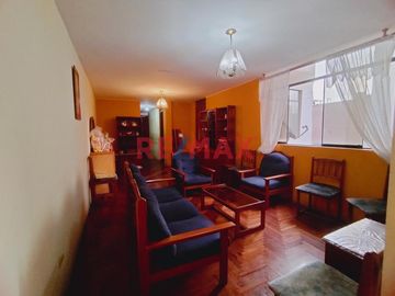 ✨ ¡Oportunidad única para vivir en Lince! ✨

Descubre tu próximo hogar en la tranquila y céntrica ubicación de José Bernardo Alcedo 280, entre las A