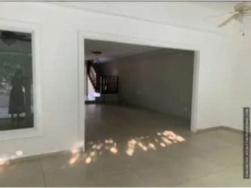 Se vende  exclusiva Casa Residencial en La Alameda de 287 mts