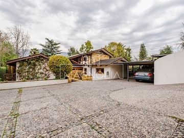 Casa en venta de 6 dorm. en Las Condes