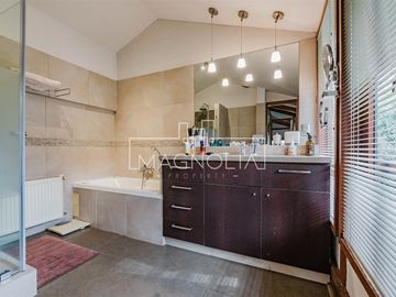 Casa en venta de 6 dorm. en Las Condes