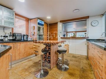 Casa en venta de 6 dorm. en Las Condes
