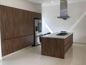 Casa en Lomas de Juriquilla con Recamara en Planta Baja J2