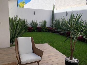 Casa en Lomas de Juriquilla con Recamara en Planta Baja J2