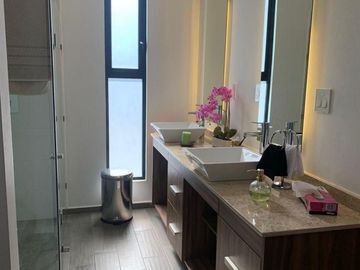 Casa en Lomas de Juriquilla con Recamara en Planta Baja J2
