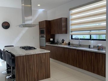 Casa en Lomas de Juriquilla con Recamara en Planta Baja J2