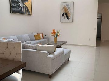Casa en Lomas de Juriquilla con Recamara en Planta Baja J2