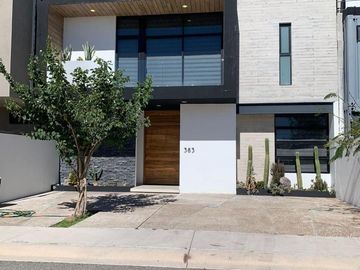 Casa en Lomas de Juriquilla con Recamara en Planta Baja J2