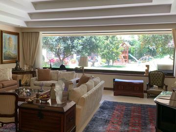 CASA EN LAS LOMAS CON GRANDES ESPACIOS