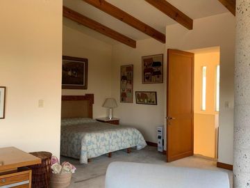 CASA EN LAS LOMAS CON GRANDES ESPACIOS