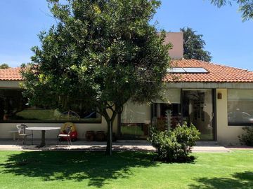 CASA EN LAS LOMAS CON GRANDES ESPACIOS