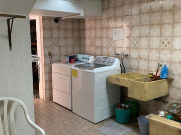CASA EN LAS LOMAS CON GRANDES ESPACIOS
