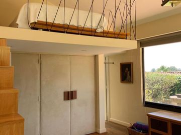 CASA EN LAS LOMAS CON GRANDES ESPACIOS